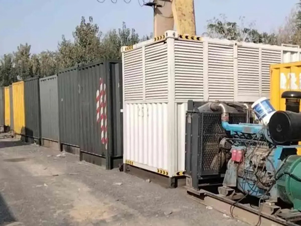 东港200KW柴油发电机机组每小时油耗是多少？